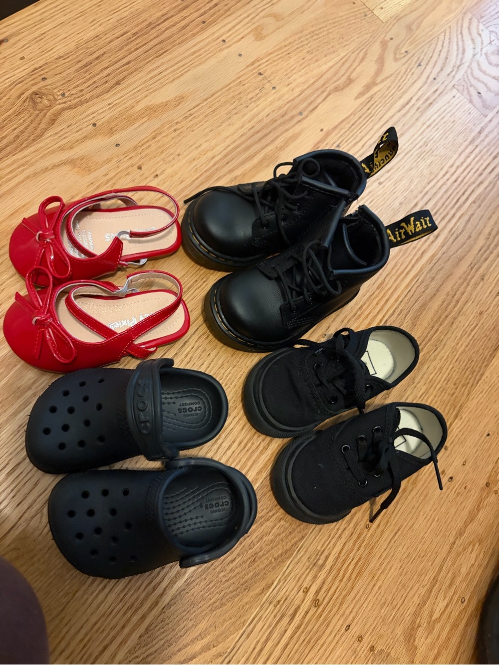 Size 4 toddler shoes.